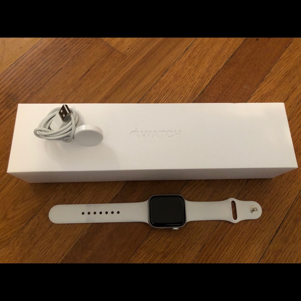 Apple Watch series 5 Silver Aluminum 44mm